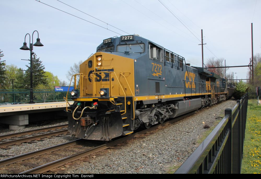 CSX 7272 leading M403